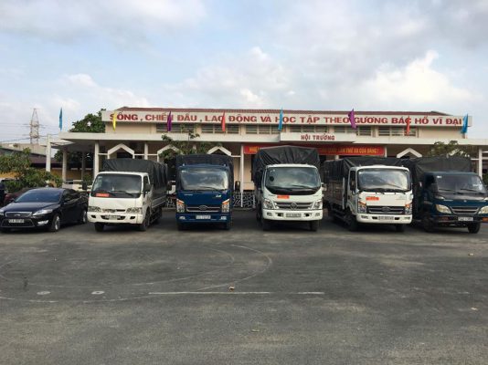 Đội ngũ xe tải luôn sẵn sàng phục vụ quý khách hàng