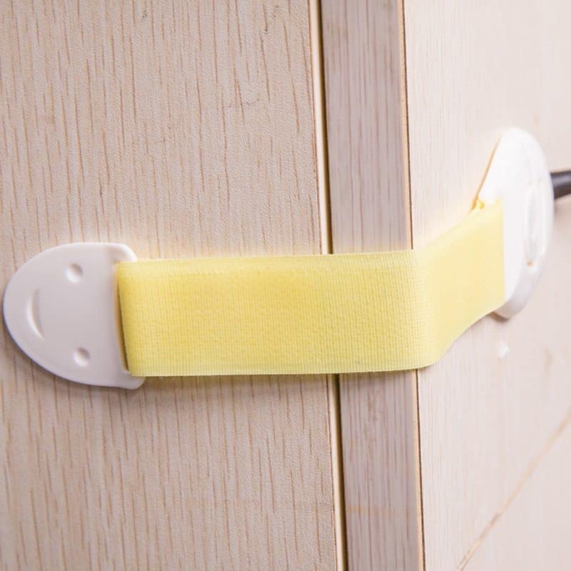 Sử dụng miếng băng dính nhỏ thay cho tay nắm ngăn kéo hoặc cửa tủ