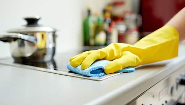 Việc tự dọn dẹp không hiệu quả với những vết bẩn tại nhà bếp hay phòng tắm