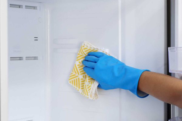 Bạn nên vệ sinh máy lạnh thường xuyên để sạch sẽ hơn