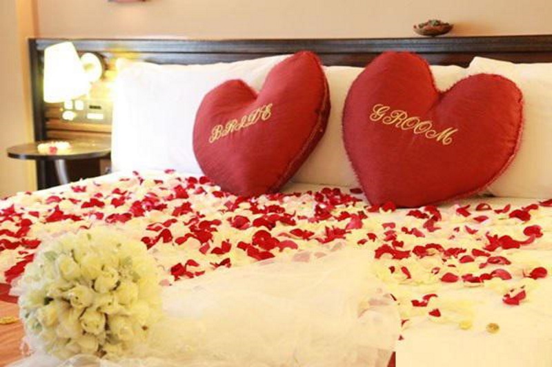 Trang trí phòng cưới bằng hoa giấy